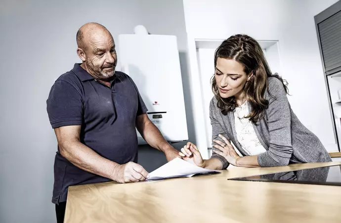 rozmowa instalatora kotła inducyjnego z właścicielką budynku